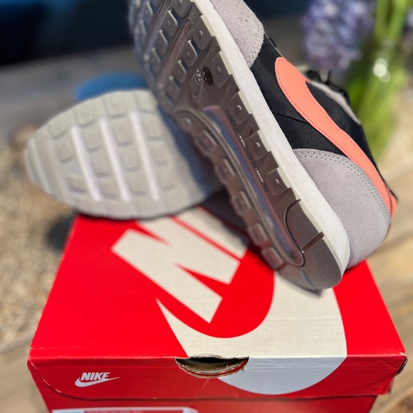 Nike MD Valiant Girls 5 1/2 youth. Atomic pink /gray fog. - Picture 3 of 5